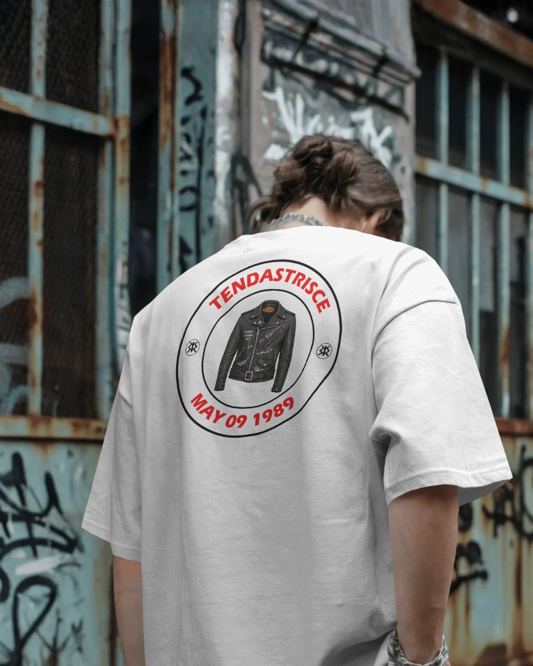 T-SHIRT - T-SHIRT TRIBUTO AL 9 MAGGIO 1989, NOTTE DEI RAMONES AL TEATRO TENDASTRISCE DI ROMA. IN SCENA LA LEGGENDARIA GIACCA DI PELLE NERA CON LE FIRME DI JOEY, JOHNNY, DEE DEE E MARKY. ROMA COME NEW YORK.